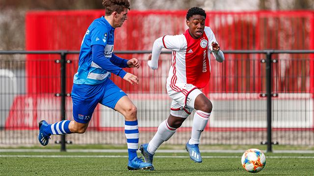 阿贾克斯：欧冠赛场的逆袭曙光与复兴之路